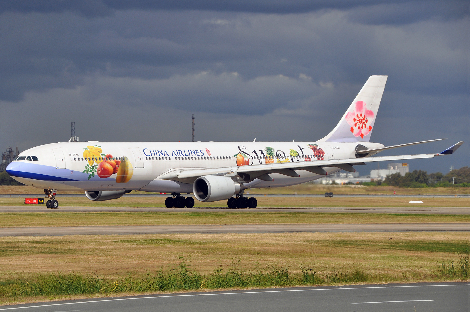 B-18311_'Fruit_sweet_Livery'_Airbus_A330-302_China_Airlines_(6601538489).jpg